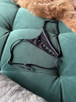 Anoeses: Bria Hook & Eye G-String - Black