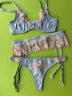 Fleur du Mal: Juliet Lace Garter Belt - Frosted Mint