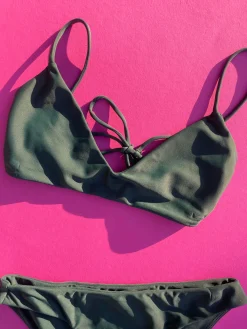 Mikoh: Leia Plunge Sporty Bikini Top - XL, Last One!