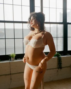 Yasmine Eslami: Rebecca Demi Bra - Muguet